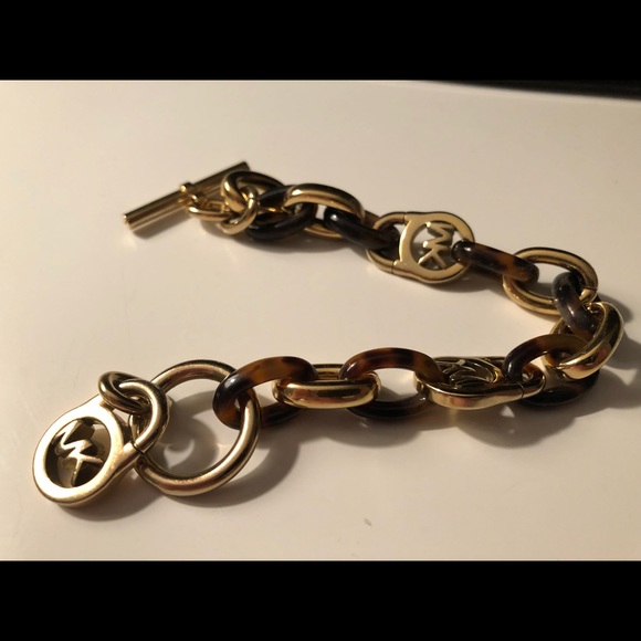 Tortoise Shell Link Bracelet
1"L x 1"H x 1"W - Picture 1 of 1